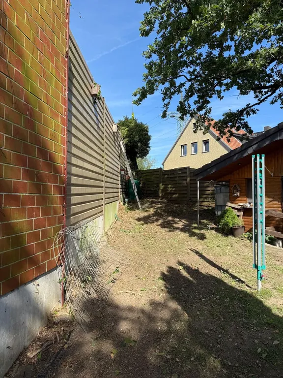 Nachher: Freigeschnittener Gartenweg neben dem Gartenhaus